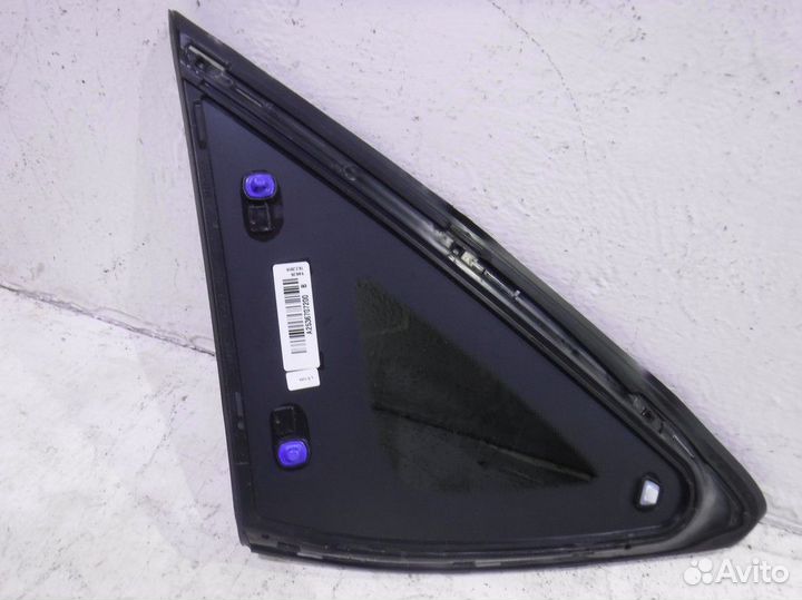 Форточка заднего правого крыла