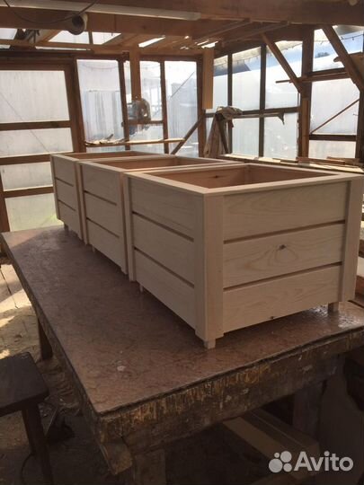 Клумба. Деревянный ящик под цветы