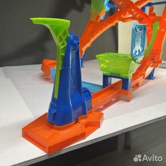 Трек Hot Wheels Вертикальная восьмерка