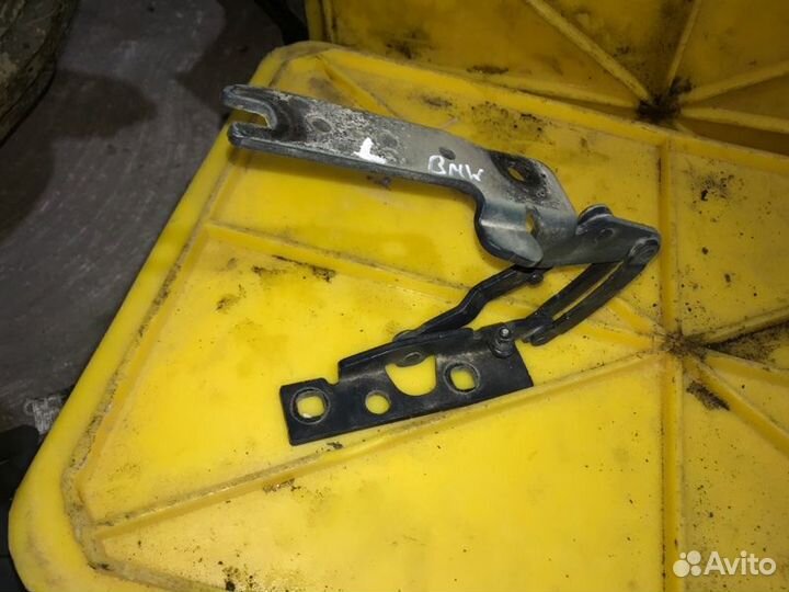 Петля капота левая Bmw 7 седан 4.4 2002