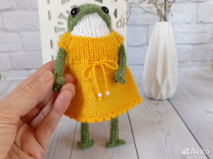 Лягушка из Pinterest вязаная в одежде