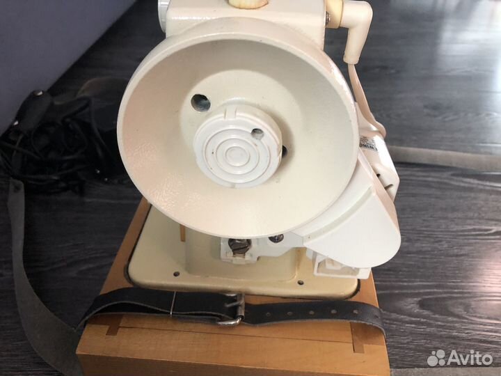 Швейная машина Чайка 142м