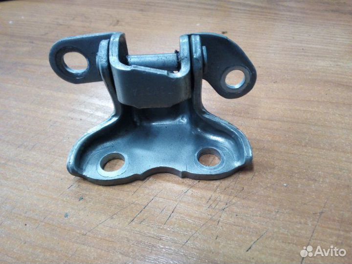 Петля двери задняя правая Toyota Avensis 2 250 1ZZ