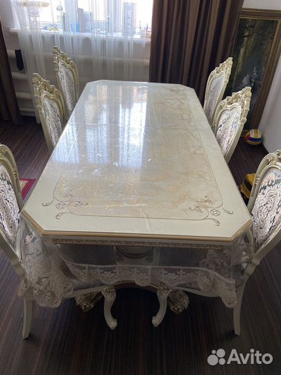 Стол со стульями