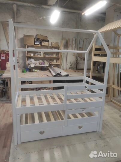 Детская кровать из натурального дерева