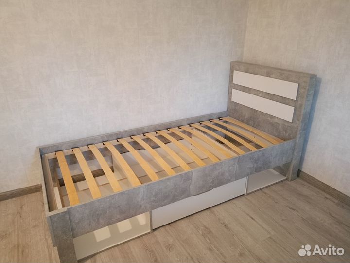 Кровать односпальная с ящиками и матрасом