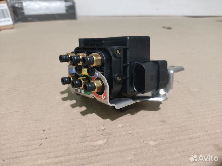 Блок клапанов пневмоподвески 7P0698014