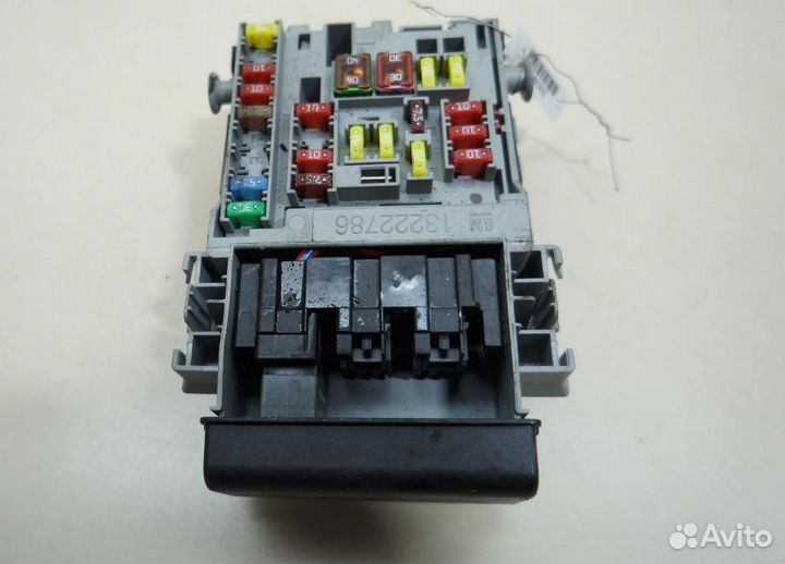 Блок предохранителей Opel Astra J