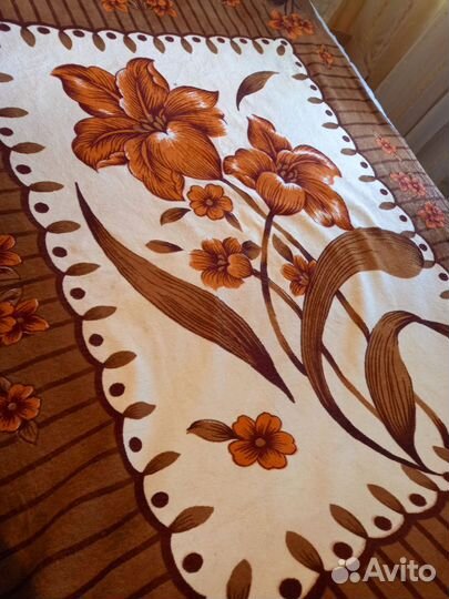 Пледы и покрывало бу