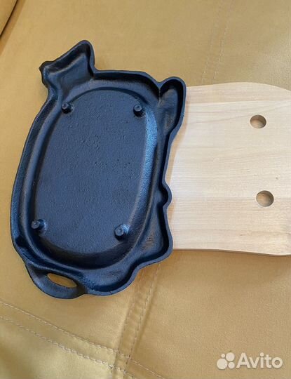 Чугунная сковорода на деревНной подставке