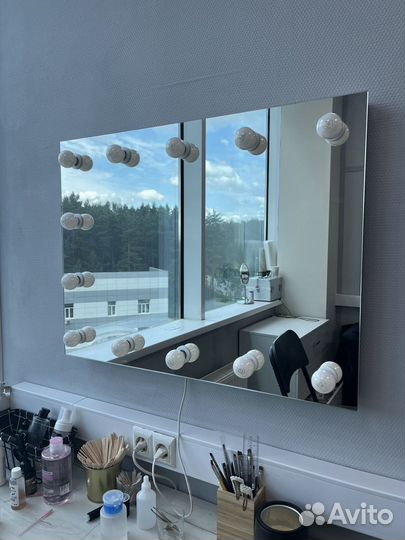 Гримерное зеркало с лампочками