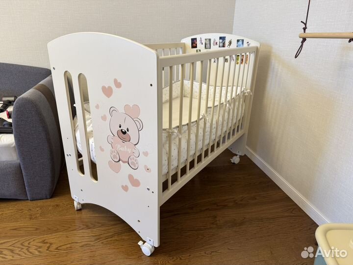Детская кроватка на колесиках
