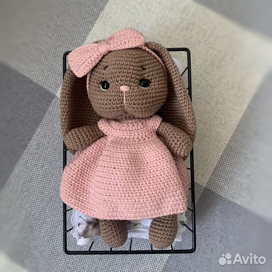 Вязанная игрушка Зайка