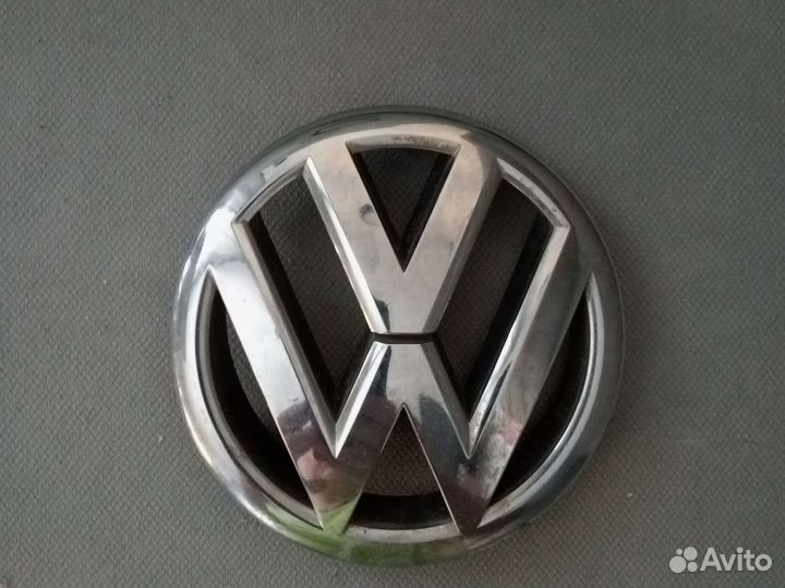 Эмблема volkswagen в решетку радиатора polo