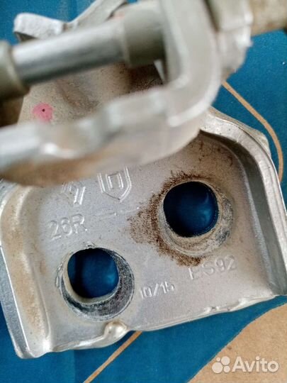 Петля двери Renault Duster