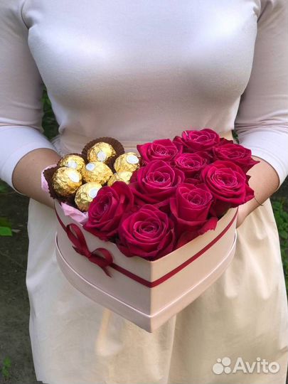 Розы в коробке со сладостями
