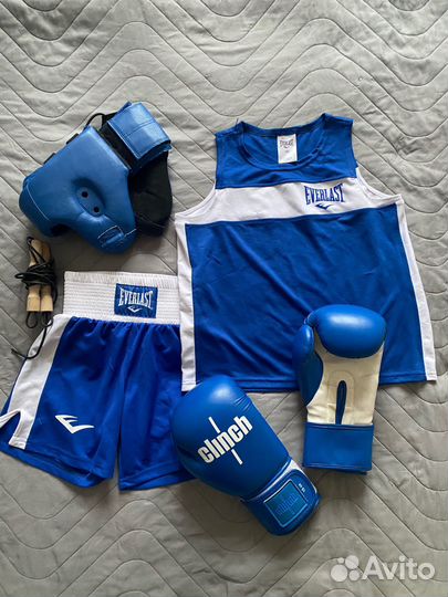 Боксерские перчатки, шлем, форма