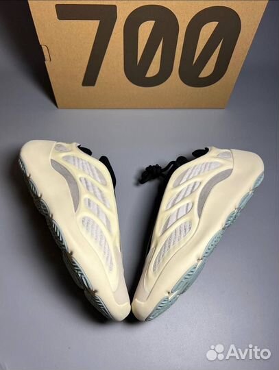 Кроссовки adidas Yeezy boost 700