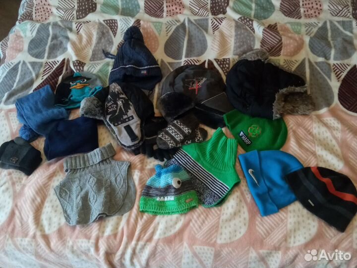 Пакет с шапками, шарфами