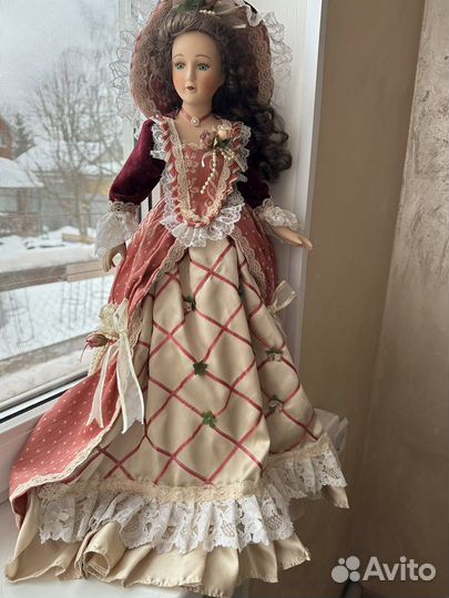 Кукла фарфоровая