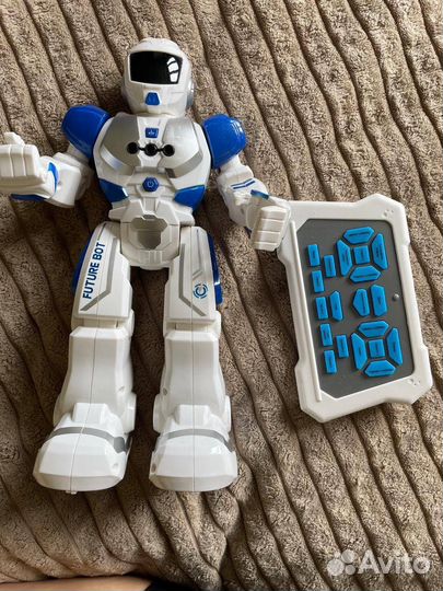 Робот на пульте управления