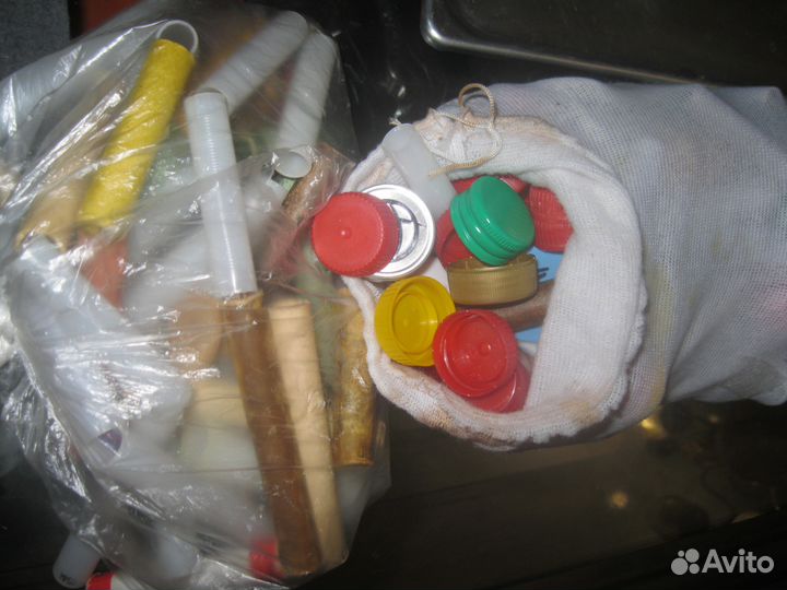 Пласт. крышки, втулки, шишки и др. для поделок