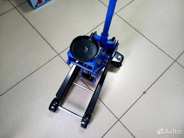 Домкрат подкатной 3 тонны маякавто 135-490мм