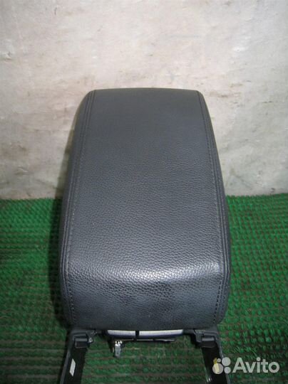 Консоль центральная с подлокотником Subaru Legacy