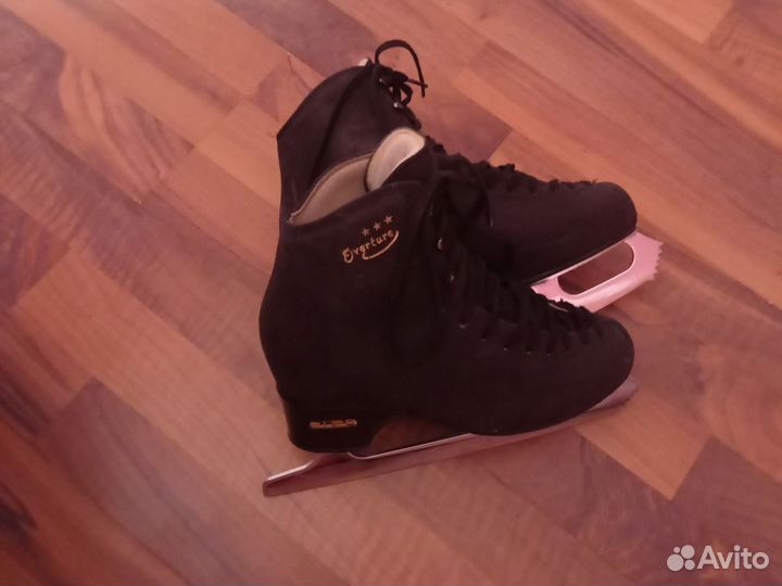 Коньки фигурные 260 размер (Эдея Овиантур)