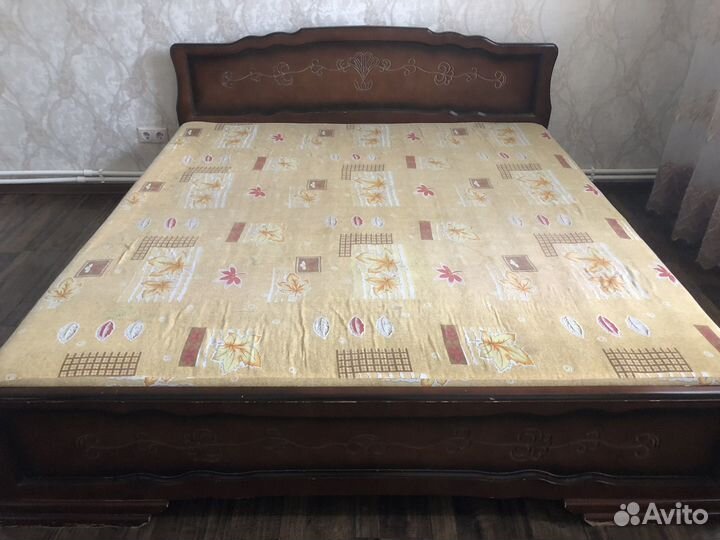 Кровать с матрасом бу из массива