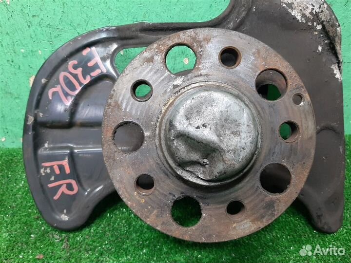 Кулак передний правый Mercedes Benz C-Class W204