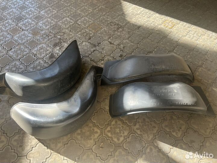 Подкрылки новые комплект на Ниву