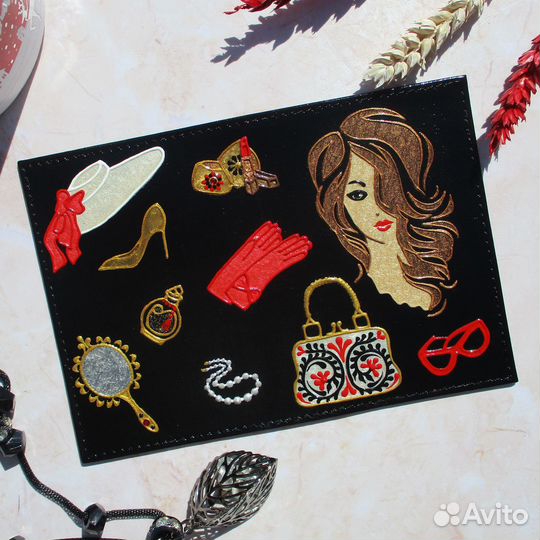 Кожаная обложка на паспорт с росписью для девушки