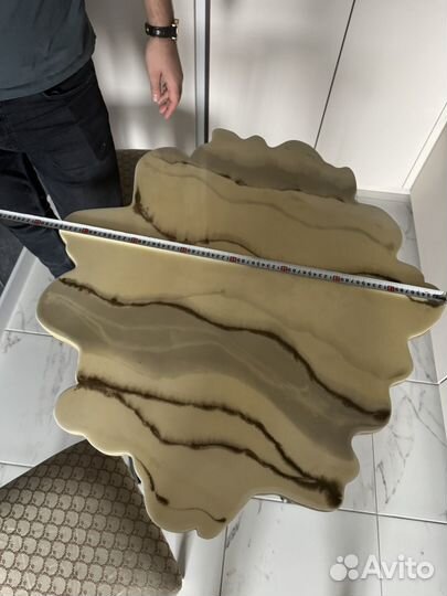 Красивый кухонный стол