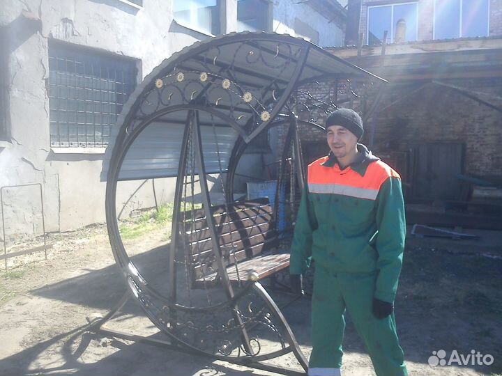 Садовые качели с крышей