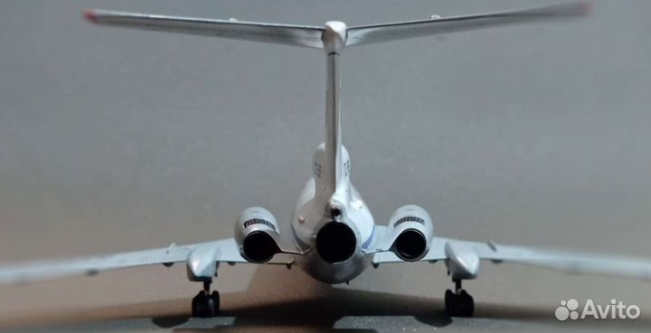 Модель самолёта Ту-154