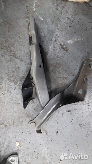 Петля капота правая Пежо 308