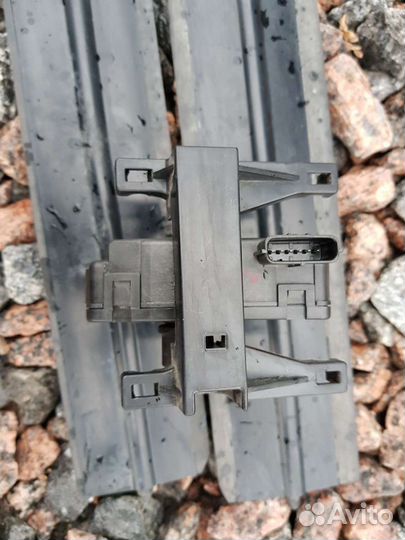 Сервопривод заслонок радиатора Genesis G80 2017