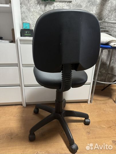 Стул для мастера маникюра бу