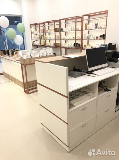 Мебель для магазинов косметики, Стеллажи торговые