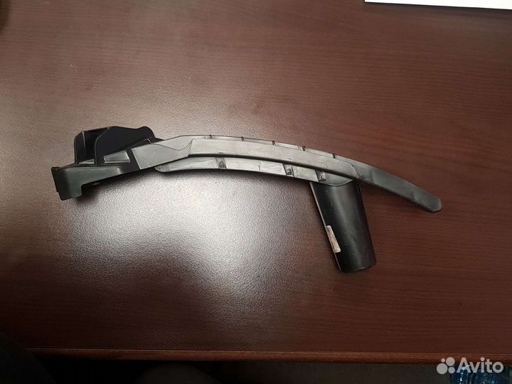 VW golf V (2004) Направляющая перед. бампера прав