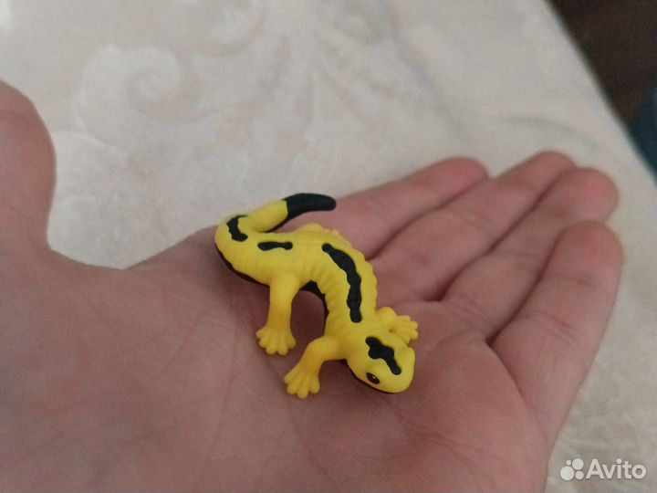 Ящерка из киндер сюрприза