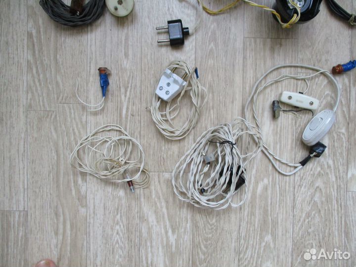 Кучка провода, вилки, запчасти