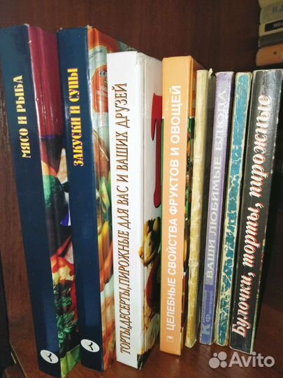 Книги много