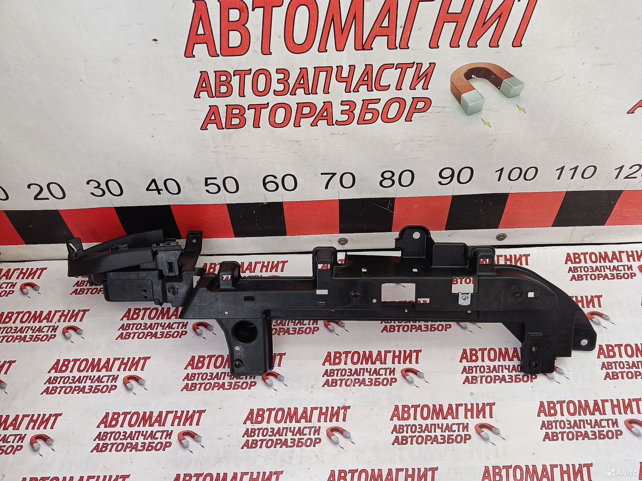 Кронштейн обшивки багажника правый Ягуар Ф-пайс