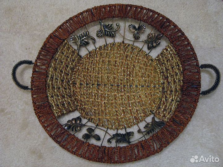 Большое плетёное блюдо с металлическими листьями