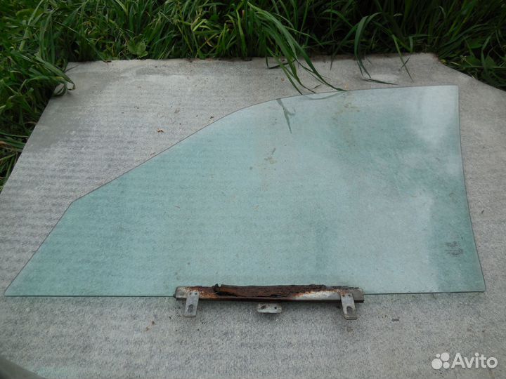 Стекло боковое переднее правое VolkswagenPassat B3