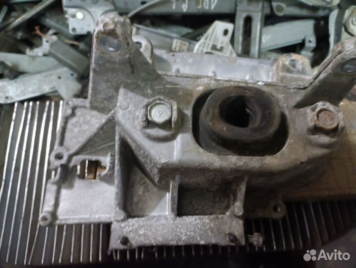 Подушка двигателя Nissan Tiida