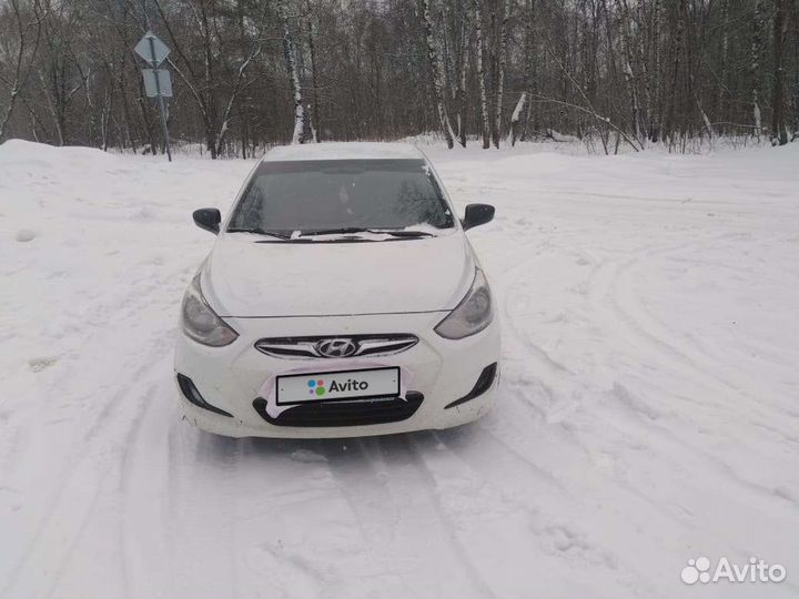 Hyundai Solaris 1.4 МТ, 2013, битый, 300 000 км