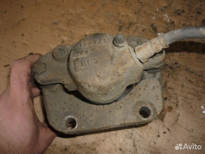 Суппорт передний правый Рено Логан